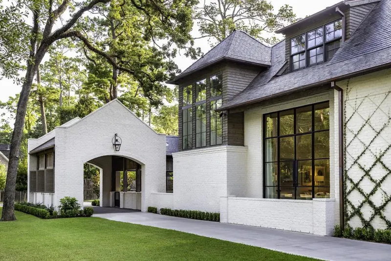 Quiet Houston residential architecture among pine trees